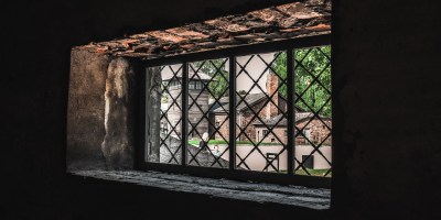 Blick aus einem Fenster auf die heutige Gedenkstätte Auschwitz. Foto: pixabay
