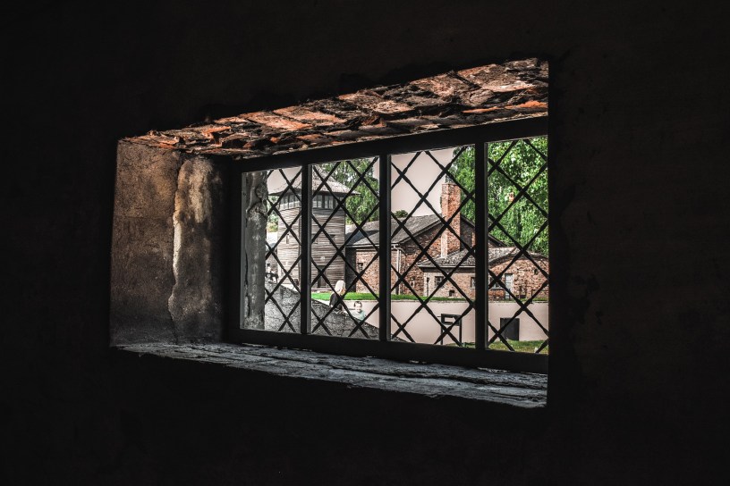 Blick aus einem Fenster auf die heutige Gedenkstätte Auschwitz. Foto: pixabay