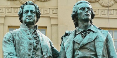 Dieses Foto zeigt Statuen von Johann von Goethe und Friedrich Schiller in Weimar. Die Stadt ist Ziel einer Gedenkstättenfahrt, organisiert vom Verein GEEZ in Münster.