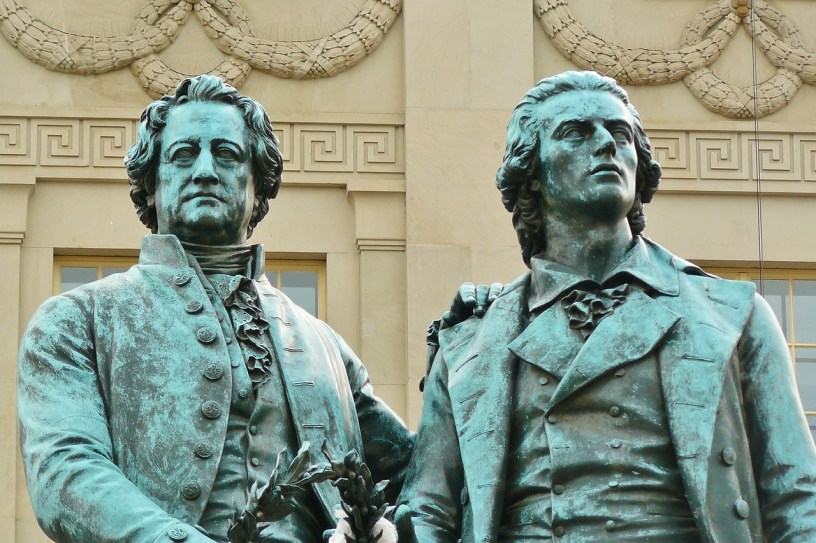 Dieses Foto zeigt Statuen von Johann von Goethe und Friedrich Schiller in Weimar. Die Stadt ist Ziel einer Gedenkstättenfahrt, organisiert vom Verein GEEZ in Münster.